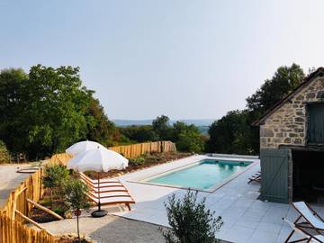 Location de vacances pour 12 personnes, avec piscine et jardin ainsi que terrasse et vue à Cazillac