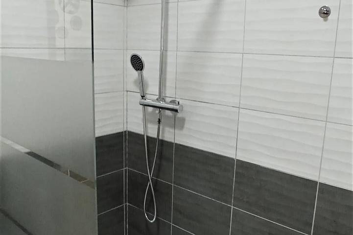 Gîte pour 3 personnes, avec jardin ainsi que terrasse et piscine à Saint-Julien-les-Rosiers - 2