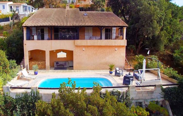 Appartement confortable de 160 m² avec piscine, terrasse et Wi-Fi près de Le Maravenne in La Londe-les-Maures, Côte méditerranéenne (France)