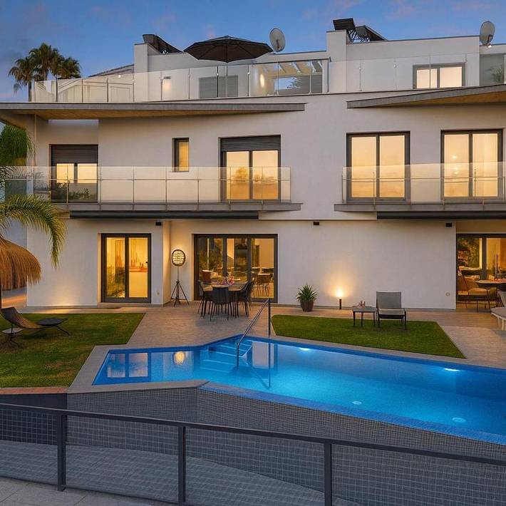 Apartamento para 8 personas, con piscina y vistas además de piscina para niños y jardín en Benajarafe