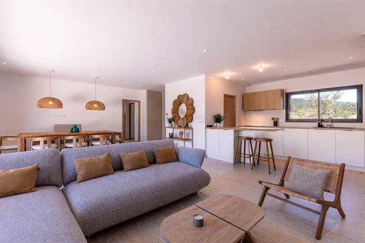 Location de vacances pour 9 personnes, avec terrasse ainsi que jardin et piscine à Lecci - 4