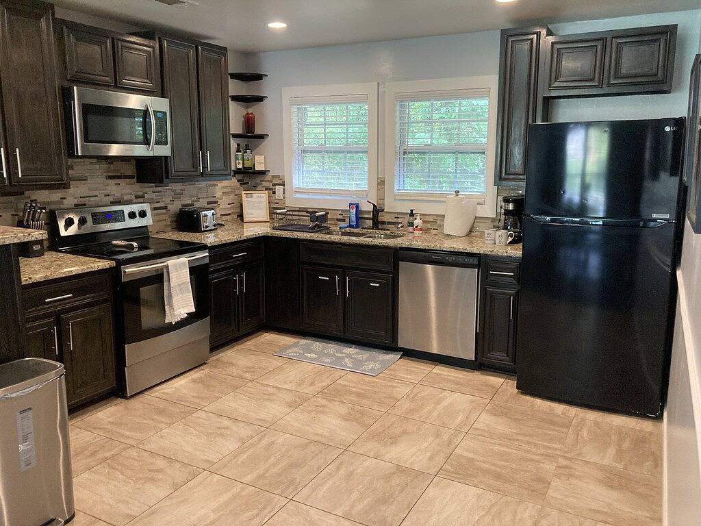 Sleeps 10! Brand new kitchen & main bathroom! Highly sought after 4bd,3ba. in Smyrna, Cobb County