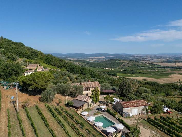 Location de vacances pour 2 personnes, avec vue et jardin ainsi que piscine et terrasse à Montalcino