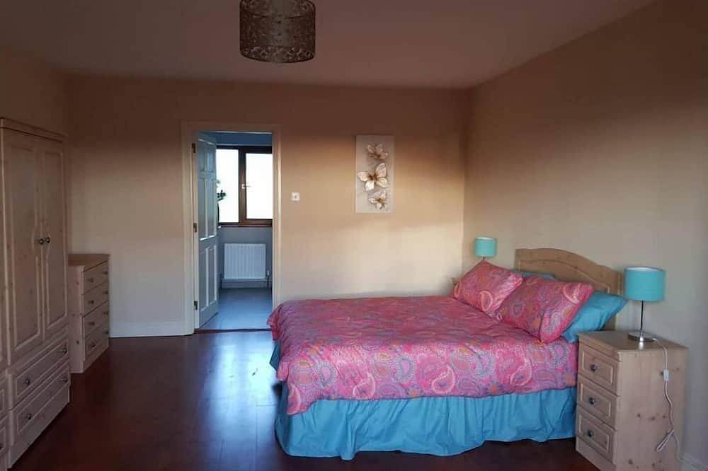 Barr An Chnoic Holiday in Nenagh, Lough Derg