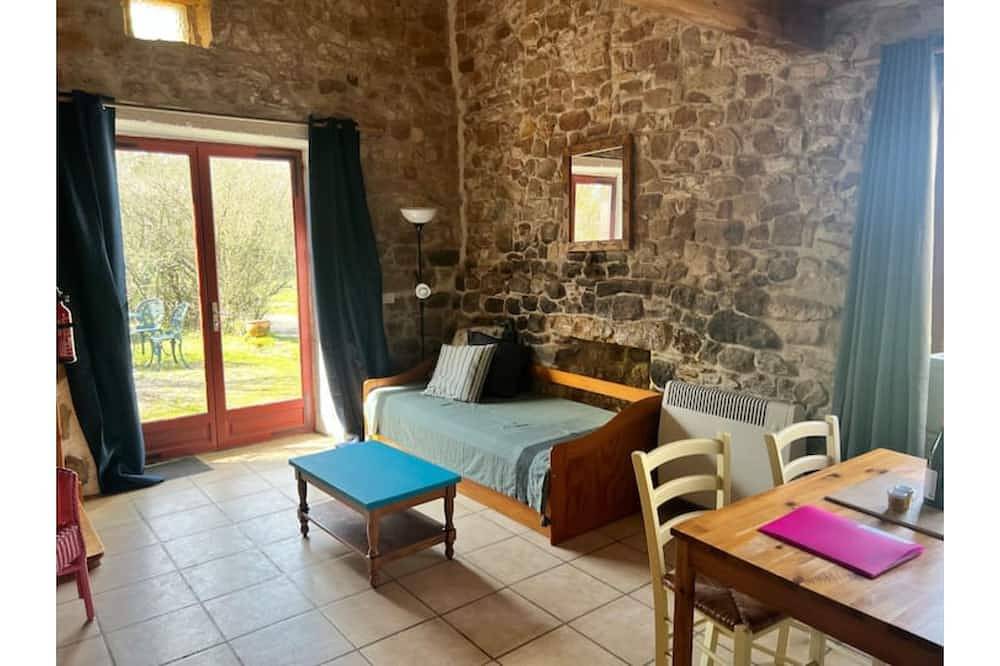 Entire apartment, Gite Chouette, cosy house in a green setting in Avène, Lodève region