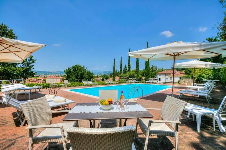Location de vacances pour 8 personnes, avec Jardin et Piscine à Colognola ai Colli