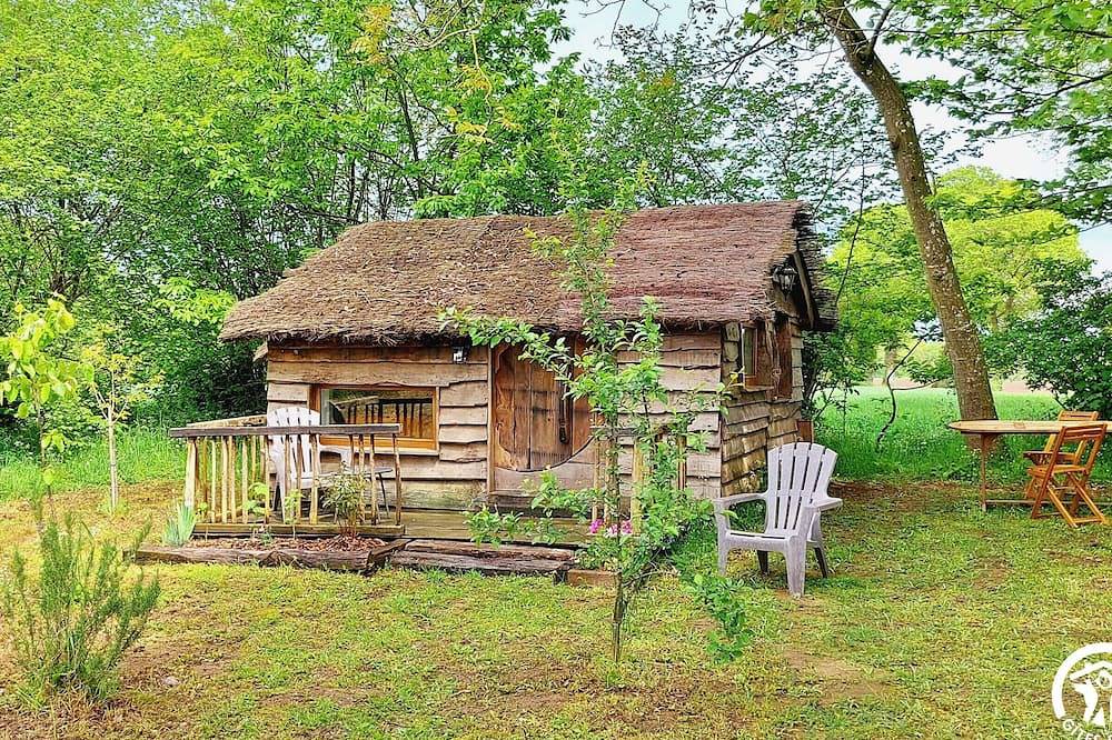 Évasion Nature à Deux : Cabane Confortable avec Terrasse Privée et Activités Partagées in Montenay, Mayenne
