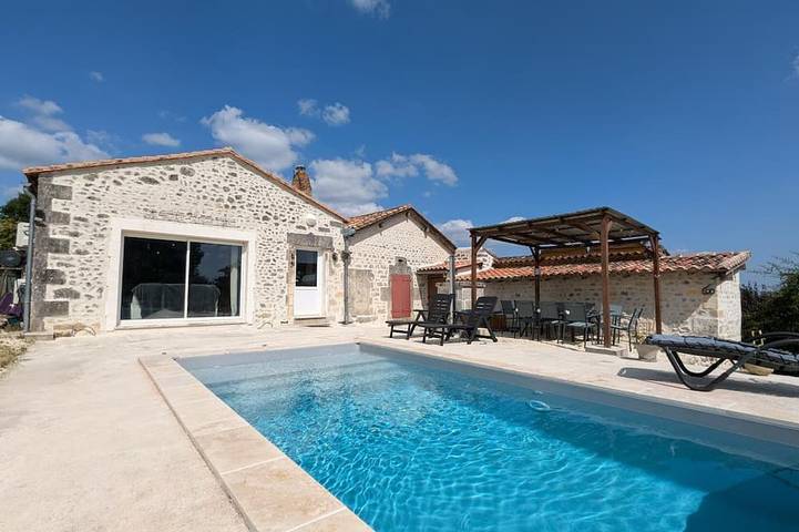Gîte pour 11 personnes, avec jardin à Magnac-Lavalette-Villars