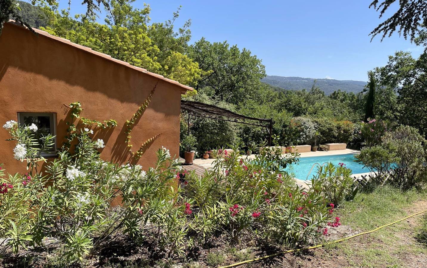 Location studio indépendant avec piscine - Studio in Salernes, Région de Draguignan