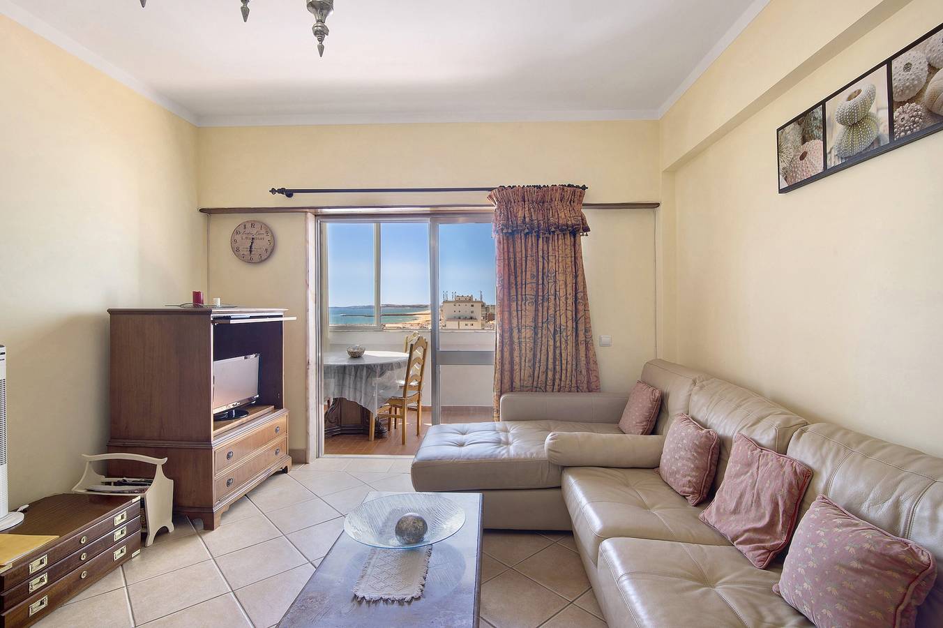 Apartamento inteiro, Apartamento 'Vip T2 em Frente a Praia' com Vista para o Mar, Terraço & Wi-Fi in Cavacos, Quarteira