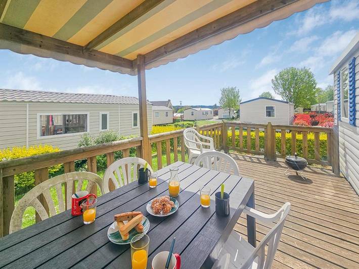 Camping pour 8 personnes, avec Jacuzzi et Terrasse ainsi que Jardin et Bassin pour enfant