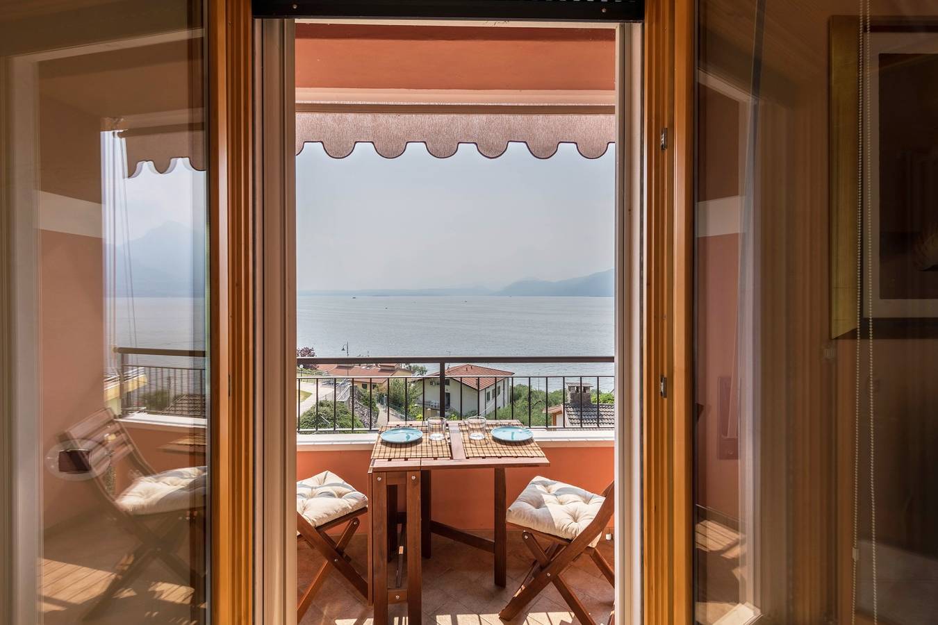 Geheel appartement, Vakantieappartement ‘Luminoso appartamento vista lago’; Tuin & Uitzicht op het Meer in Torri del Benaco, Garda Bergen