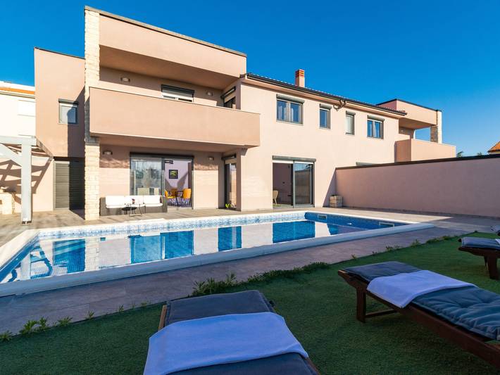Villa für 10 Personen, mit Balkon und Garten sowie Pool, kinderfreundlich in Pula - 2