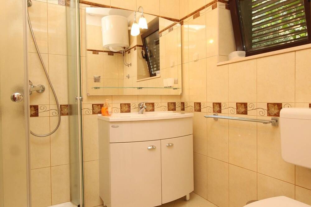 Ganze Wohnung, 2-Zimmer-Ferienwohnung mit Terrasse Mali Losinj, Losinj in Mali Lošinj, Lošinj