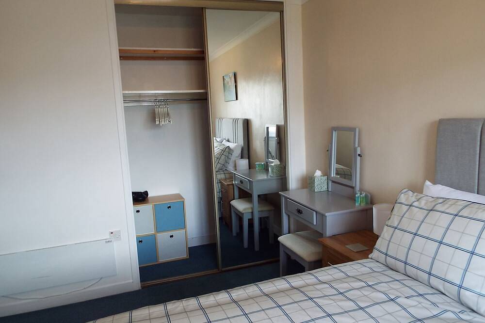 Entire apartment, Central Location with free on-site private parking, free wi-fi and Netflix in Leith, Edinburgh