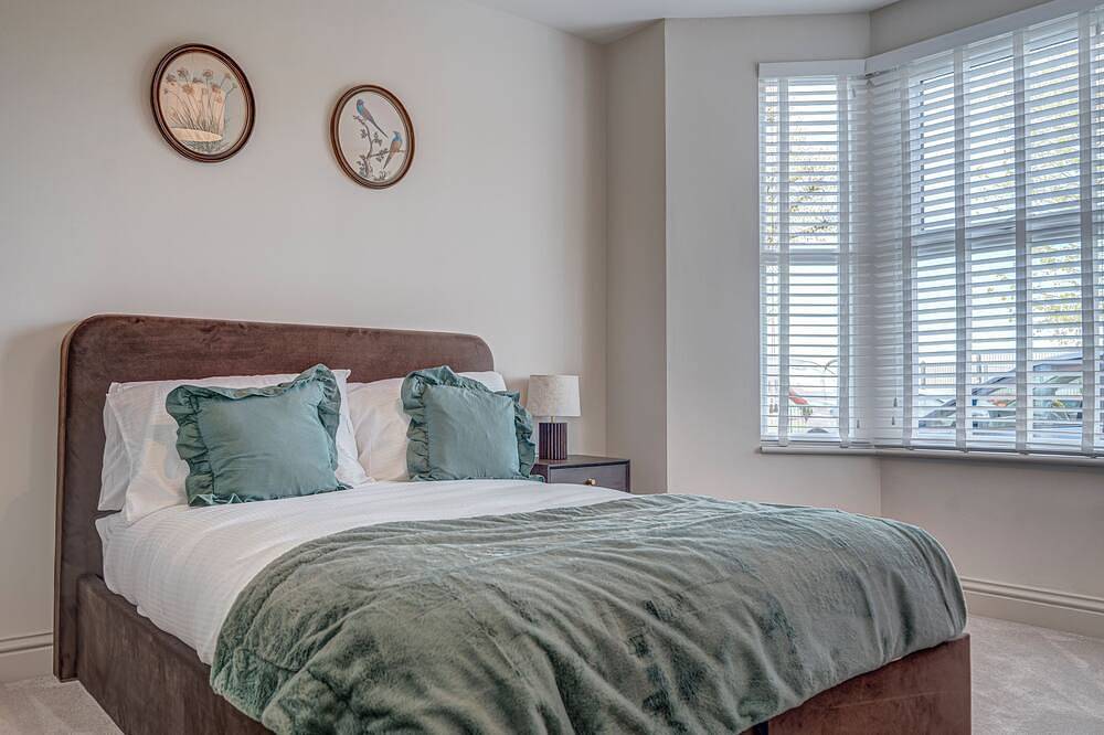 Savernake House | Stylish Stay for 6 + Parking in Swindon, North Wessex Downs
