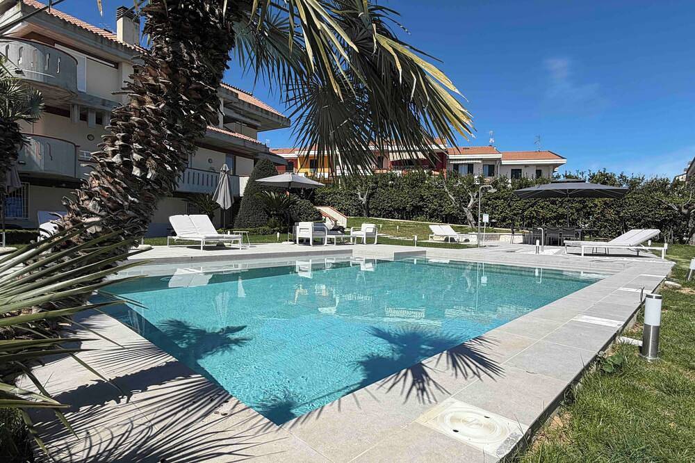 Villa Monaco: Double Room in Villa with Pool, Hot Tub in Mosciano Sant'Angelo, Côte Adriatique Abruzzes