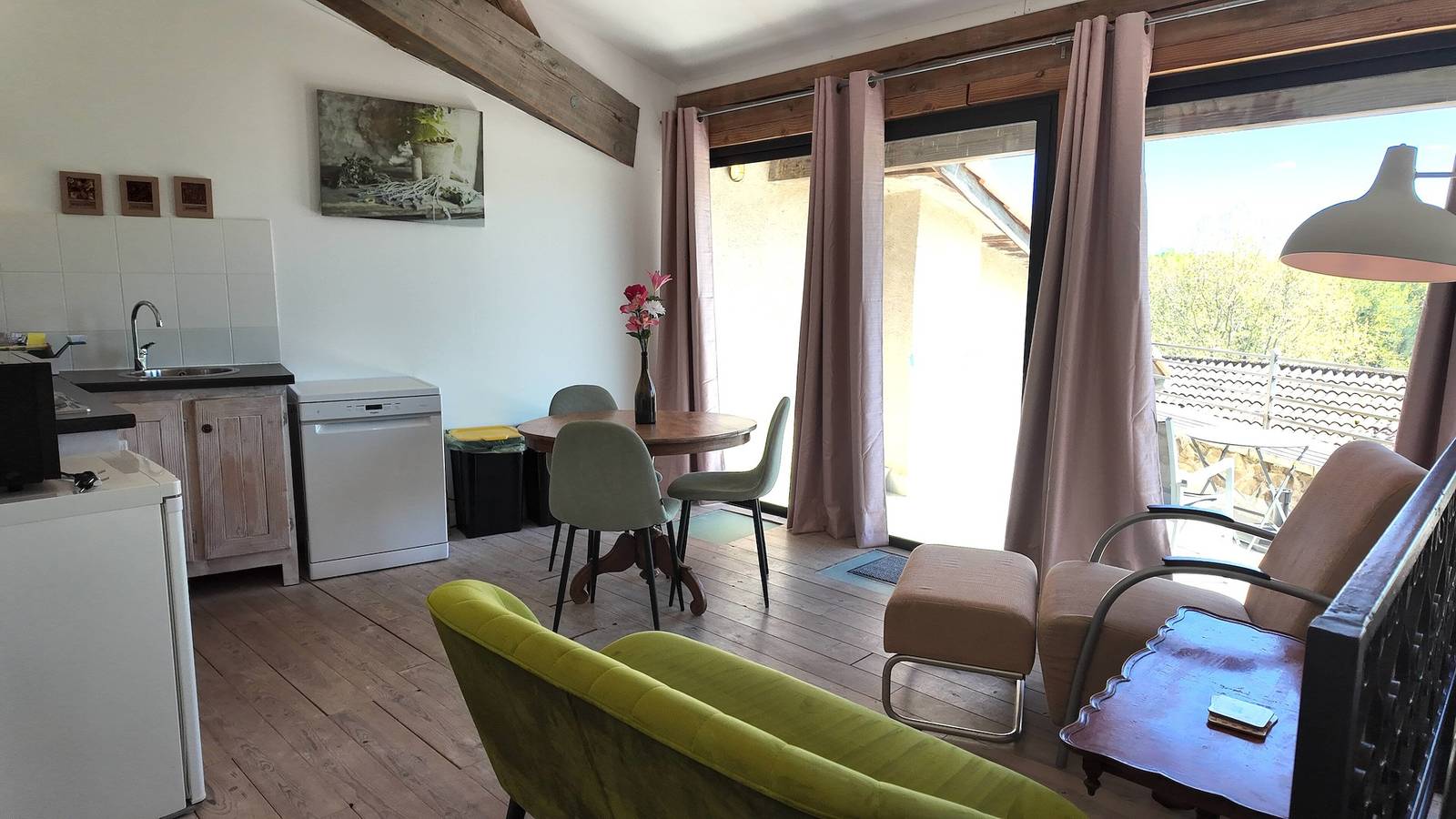 Vakantiehuis 'Domaine De Bellac - La Belle Vue' met gedeeld zwembad, privéterras en wifi in Roussines, Regionaal Natuurpark van de Perigord-Limousin