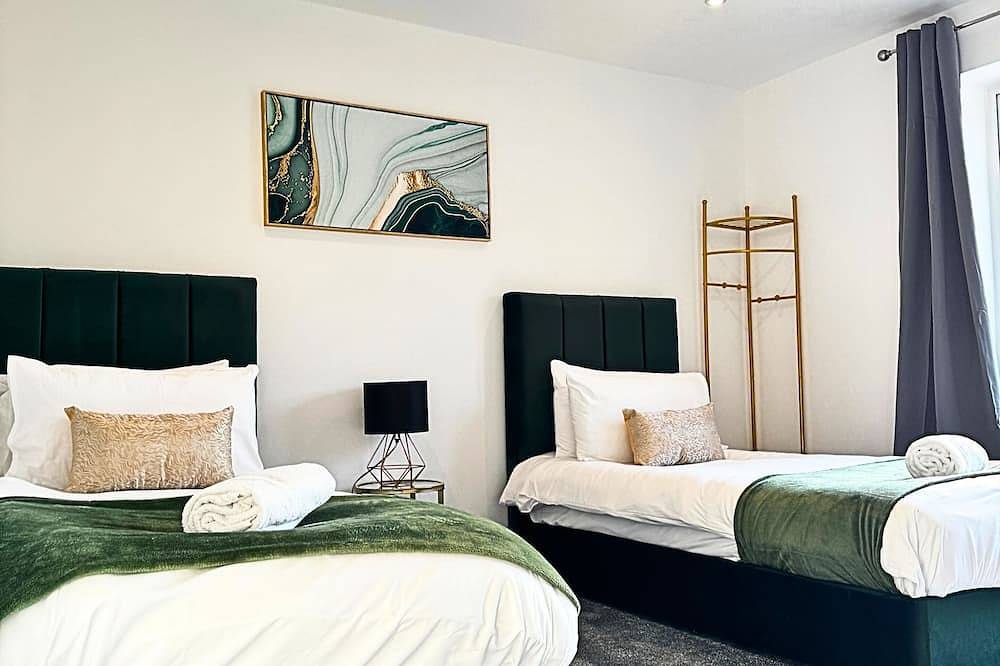 Entire apartment, Heathrow Convenience Haven - Free Parking - Near Restaurants - Ev Charging in Spelthorne, Surrey