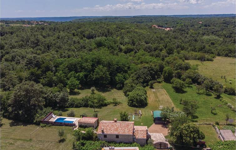 Stilvolle 2-Zimmer-Wohnung mit Pool und Terrasse, 1,5 km vom Stadtzentrum entfernt in Vinez, Ostküste Istrien