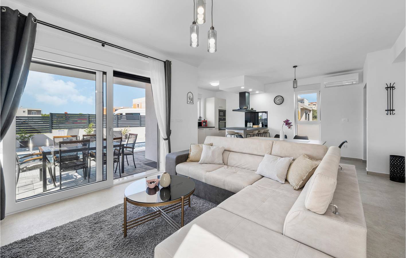 Gemütliche 110 m² große Wohnung mit Pool, Terrasse und WLAN in Strandnähe in Vodice, Šibenik-Knin