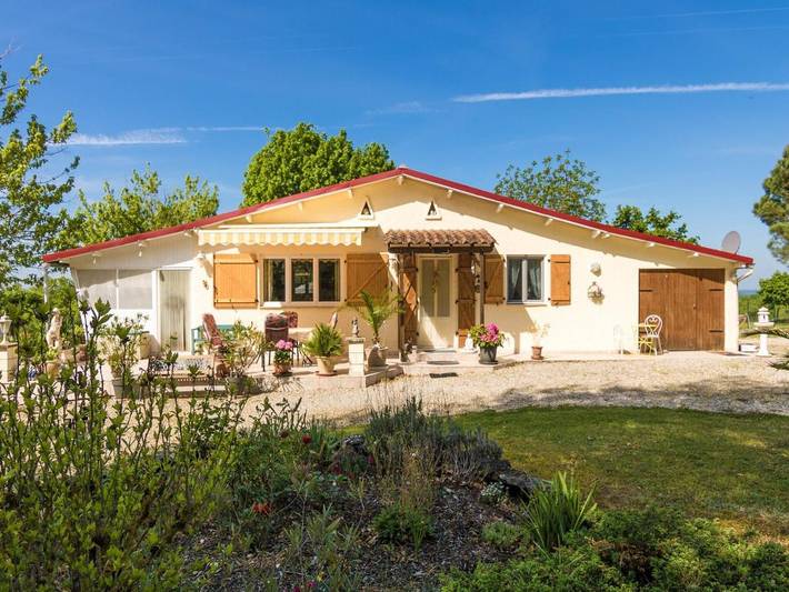 Location de vacances pour 7 personnes, avec piscine et jardin à Nadaillac-de-Rouge