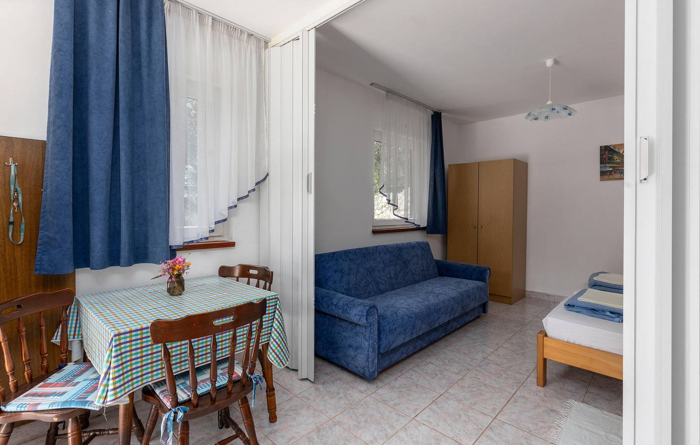 Ganze Ferienwohnung, Charmantes Apartment mit Meerblick, Terrasse, Parkplatz und WLAN in Omisalj, Krk