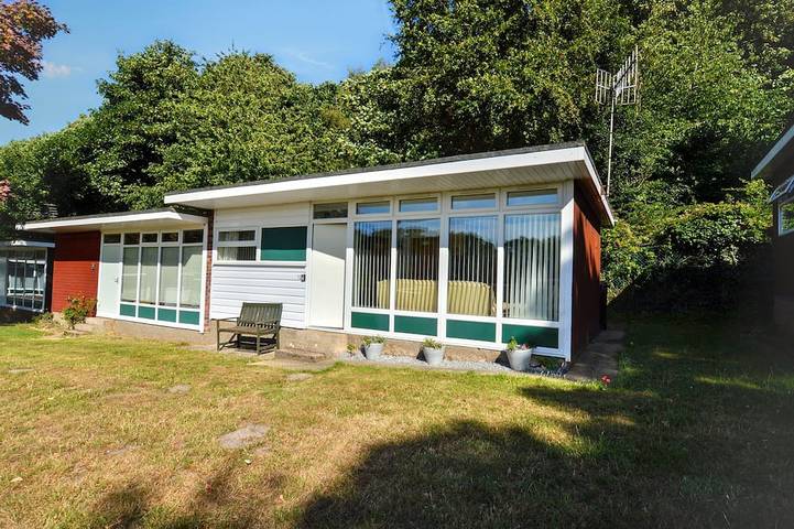 Chalet 72 is an elevated, single storey chalet on Kings Chalet Park, Cromer, in easy reach of Cromer in Cromer, Norfolk Coast