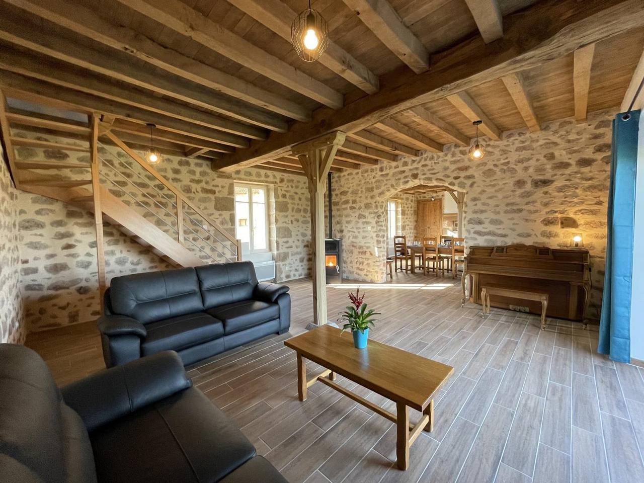 Casa de campo renovada del siglo Xviii con jardín, chimenea, Wi-Fi y aparcamiento in Ygrande, Allier (desambiguación)