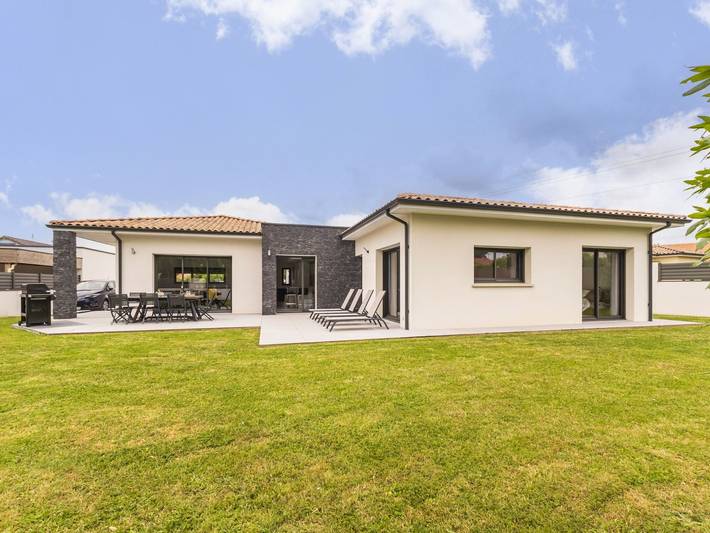 Gîte pour 7 personnes, avec terrasse ainsi que jacuzzi et jardin