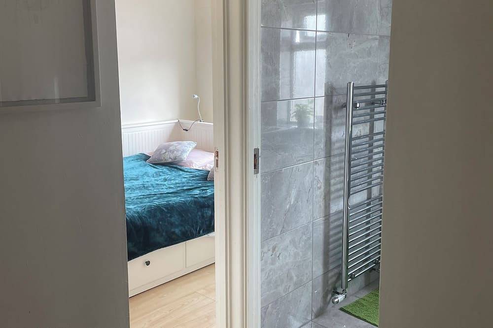 Double bed 10mn by car Dublin airport 8mn bus & shops with light breakfast in Fingal