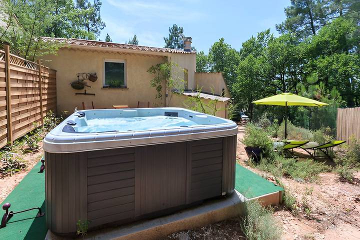 Gîte pour 2 personnes, avec jardin ainsi que jacuzzi et terrasse dans le Vaucluse