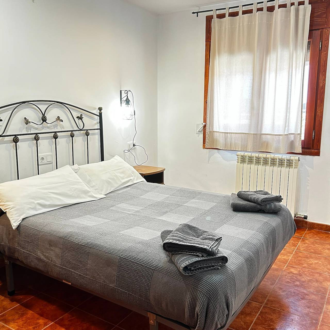 Apartamento entero, Apartamento 'Dos' con vistas a la montaña, terraza compartida y Wi-Fi in Guadalaviar, Muela de San Juan