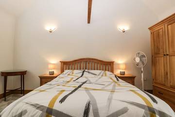 Log Cabin for 6 People in Finchampstead, Berkshire, Photo 2