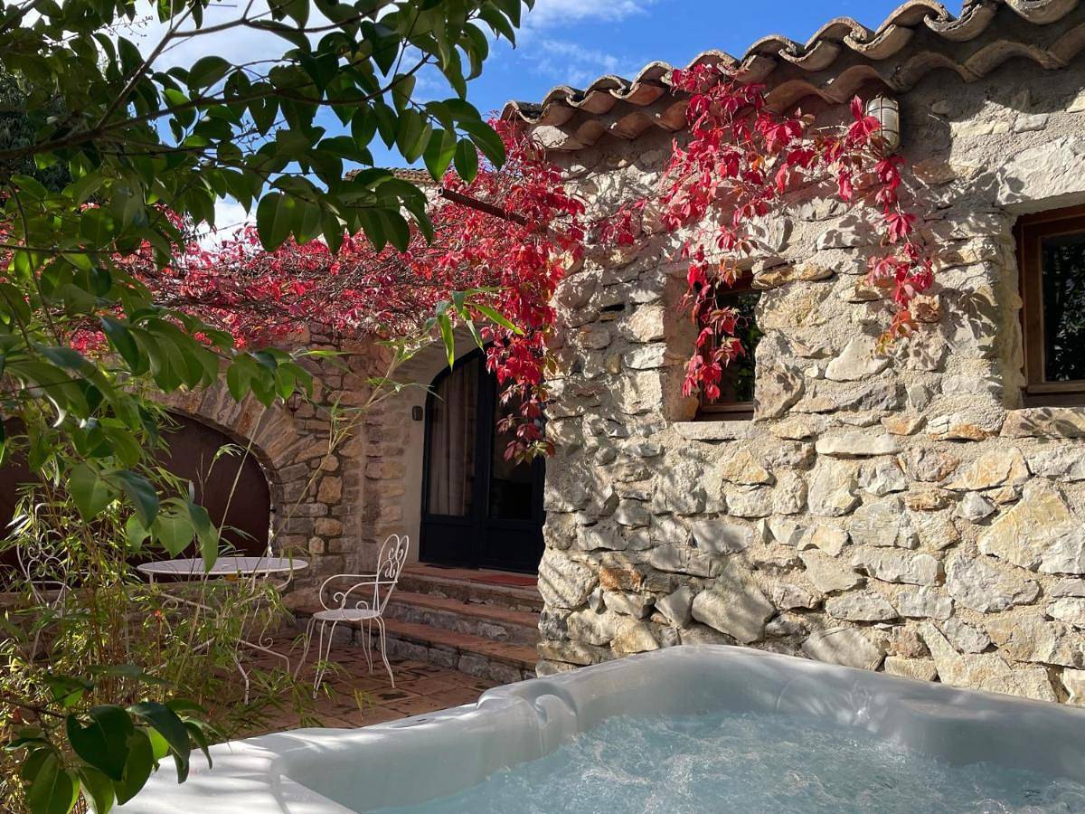 L'Amourier en Cévennes, suites romantiques avec Jacuzzi privatif ou baignoire ronde Terrazzo in Saint-Hippolyte-du-Fort, Parc national des Cévennes