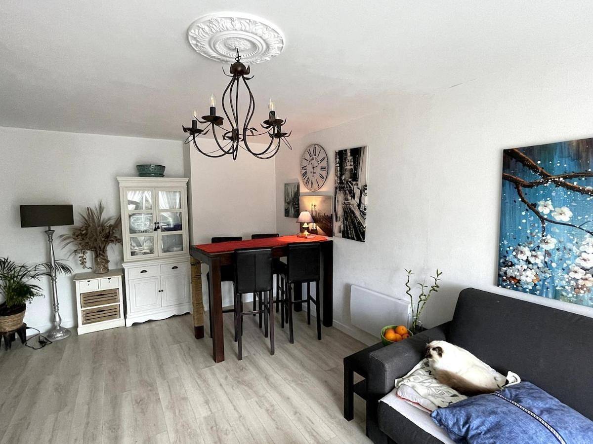 Appartement entier, Hays and Galia's apartment in Saint-Grégoire, Région de Rennes