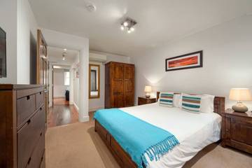 Vacation Rental for 4 Guests in Downtown, London, Picture 1