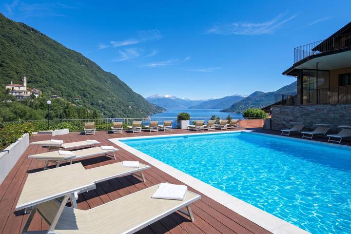 Gîte pour 8 personnes, avec piscine ainsi que terrasse et vue sur le lac, adapté aux familles à Argegno