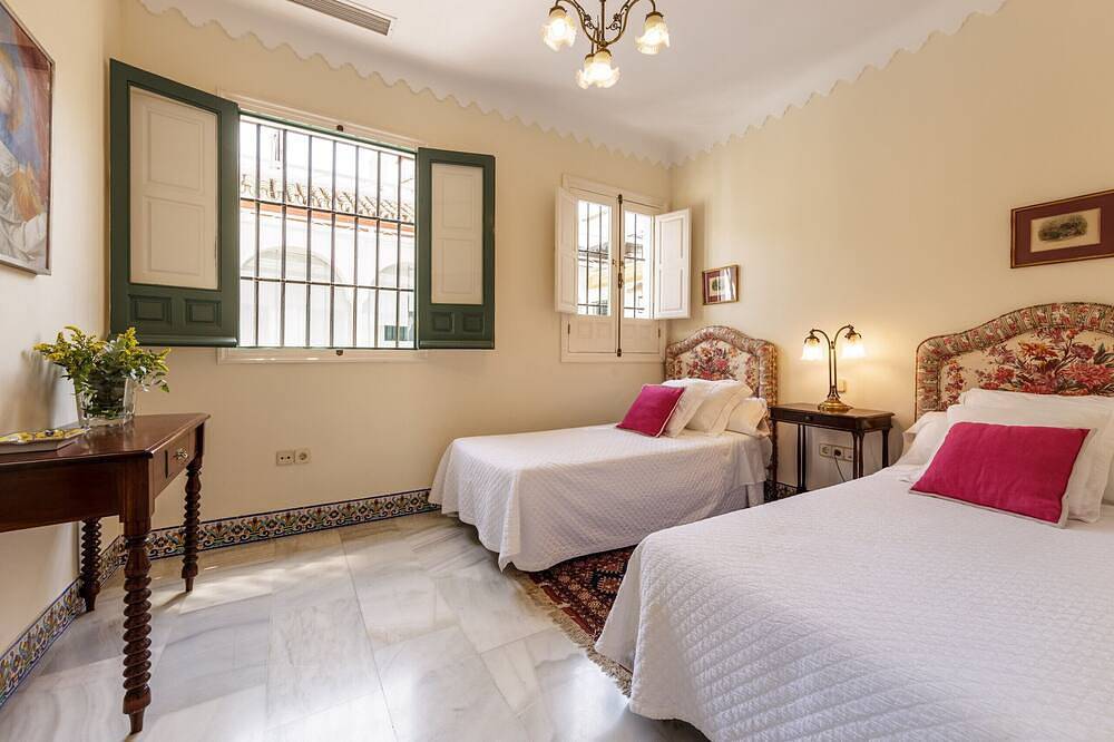 Entire apartment, Sleep in a 17th century stately palace home in Casco Antiguo, Sevilla