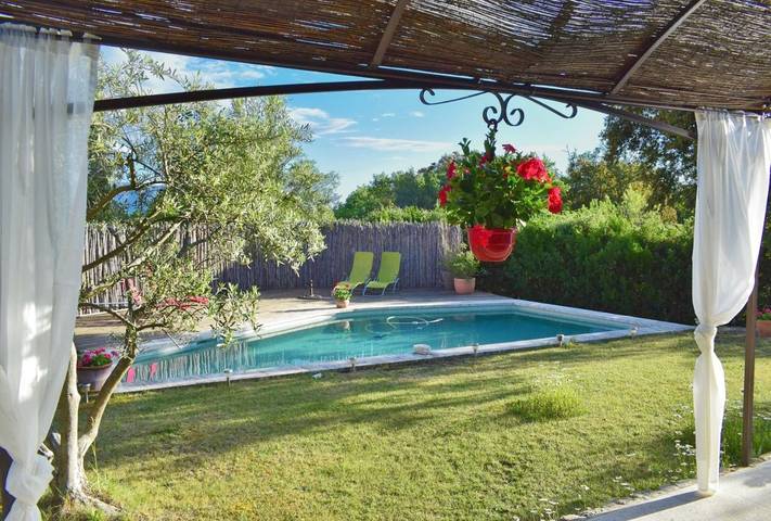 Maison d’hôte pour 2 personnes, avec terrasse et piscine ainsi que vue et jardin