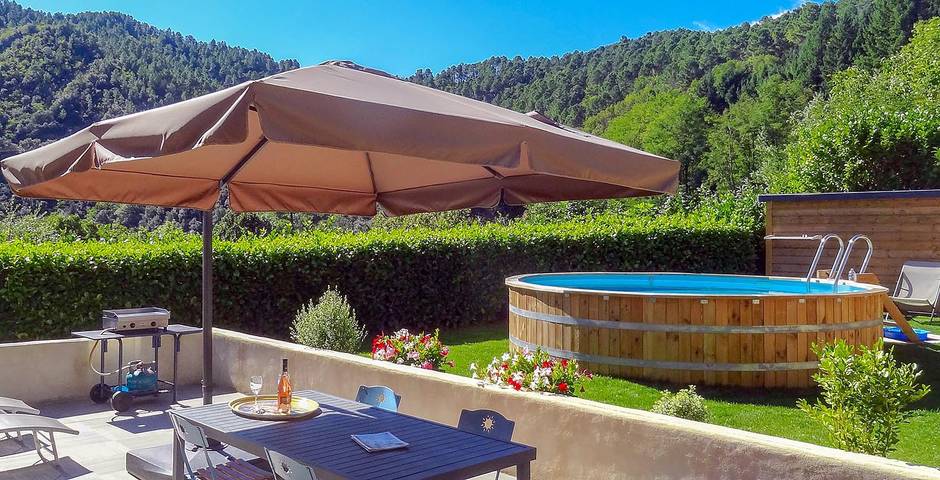 Gîte pour 4 personnes, avec terrasse ainsi que jardin et piscine dans le Gard