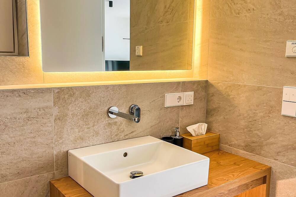 Ganze Wohnung, Modern, luxury, private entrance, garden, terrace, and stunning mountain views. in Milland (Brixen), Brixen