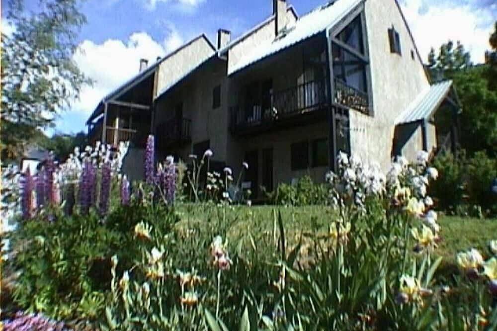 Appartement entier, Monetier Les Bains: Appartement avec jardin à partager au coeur des activités. in Le Monêtier-les-Bains, Serre Chevalier