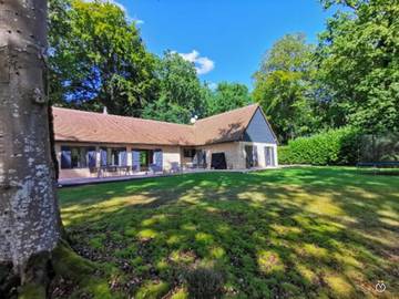 Location de vacances pour 8 personnes, avec terrasse ainsi que piscine et jardin à Saint-Gatien-des-Bois