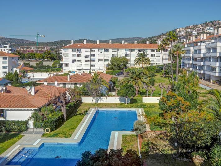 Gîte pour 4 personnes, avec terrasse ainsi que jardin et piscine à Sitges - 2
