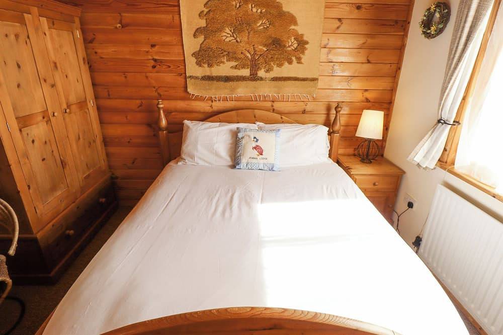 Jemima Lodge, pet friendly, with hot tub in Tattershall in Tattershall, Lincolnshire