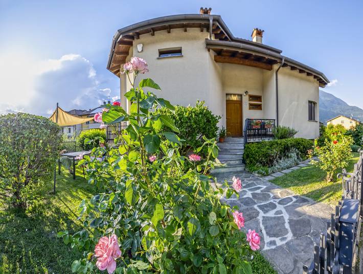 Casa elegante entre o lago e a montanha in Rogolo, Alpes de Orobie Ocidental
