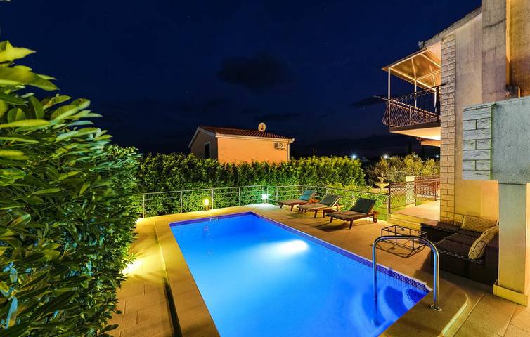 Ferienhaus für 10 Personen, mit Pool und Garten in Marina