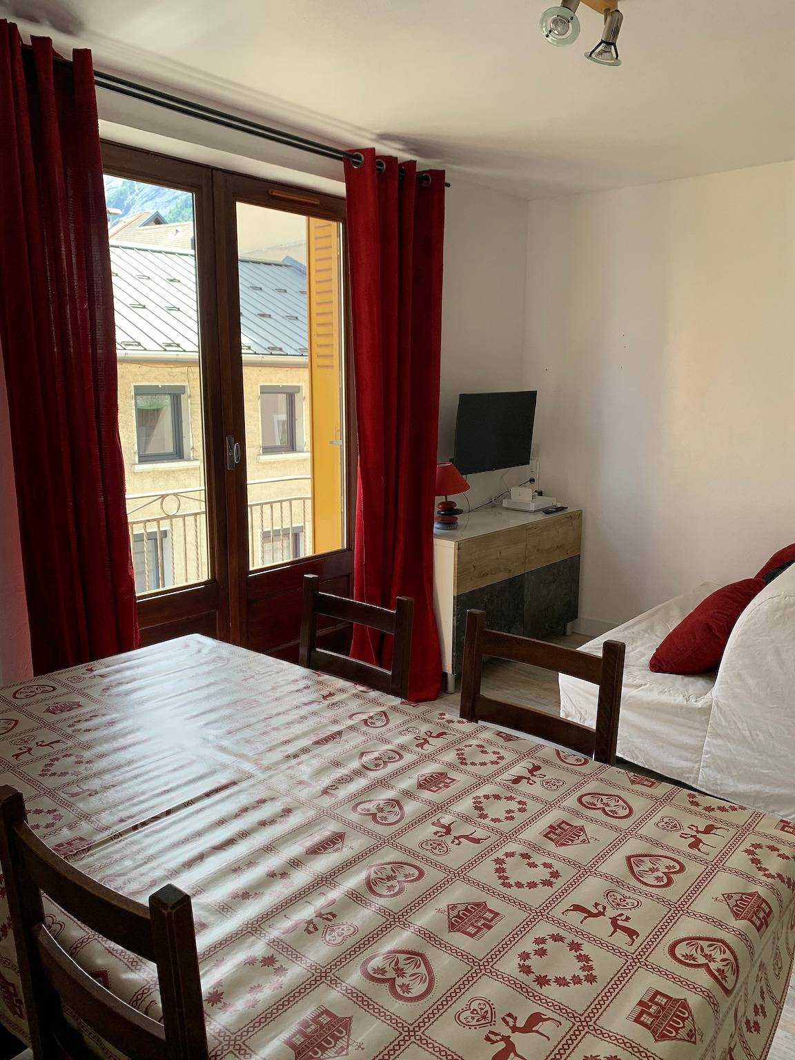 Entire apartment, T3 Saint Julien Montdenis Apartment with Mountain View, Private Terrace and Wi-Fi in Saint-Julien-Mont-Denis, Massif de la Vanoise