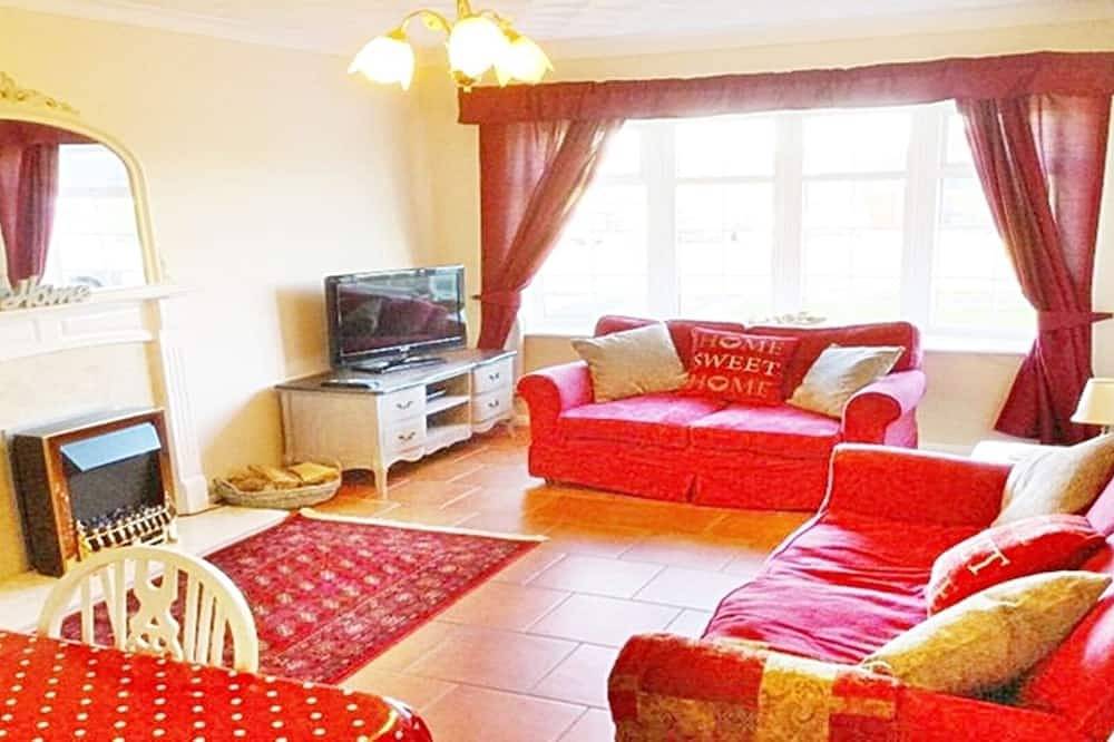 Romantic Cosy Cottage ❤️ near Beach ★ Large Garden ★ Pet Friendly ★ Parking in Sutton on Sea, Lincolnshire